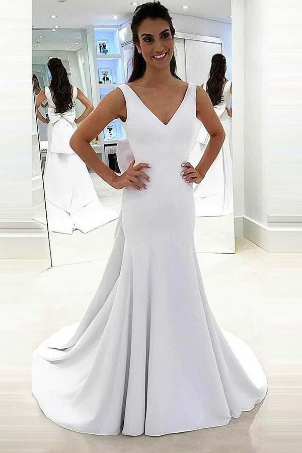 Vestido de Noiva Branco de Cetim com Decote Profundo em V, Cauda e Costas Descobertas estilo Sereia