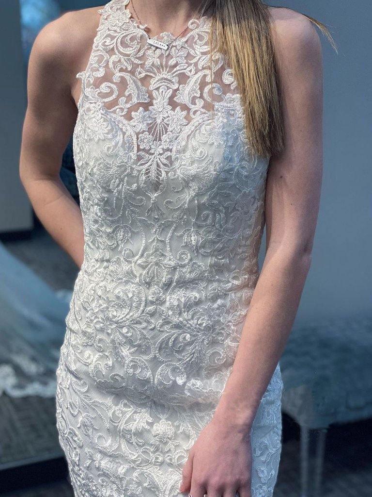 Vestido de Noiva Sereia em Renda com Cauda Semi-Catedral e Costas Cruzadas