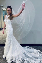 Vestido de Noiva Sereia em Renda com Cauda Semi-Catedral e Costas Cruzadas