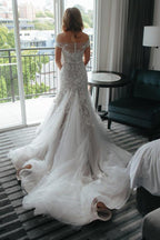 Vestido de novia de tul con cola de sirena, hombros descubiertos y apliques