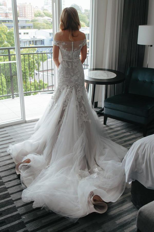 Vestido de novia de tul con cola de sirena, hombros descubiertos y apliques