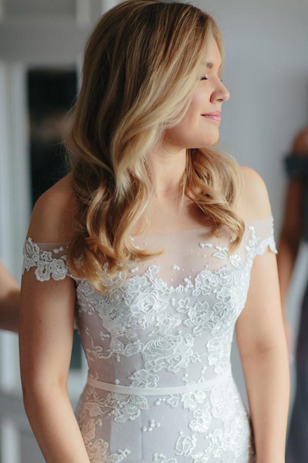 Vestido de novia de tul con cola de sirena, hombros descubiertos y apliques