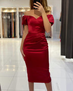 Robe courte de bal sirène en satin à épaules dénudées avec manches
