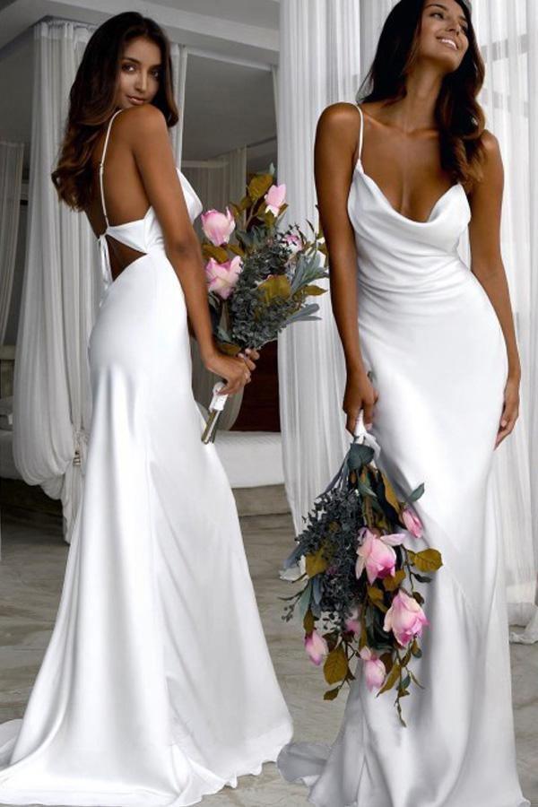 Vestido de novia blanco de corte sirena con tirantes finos, espalda descubierta y cola