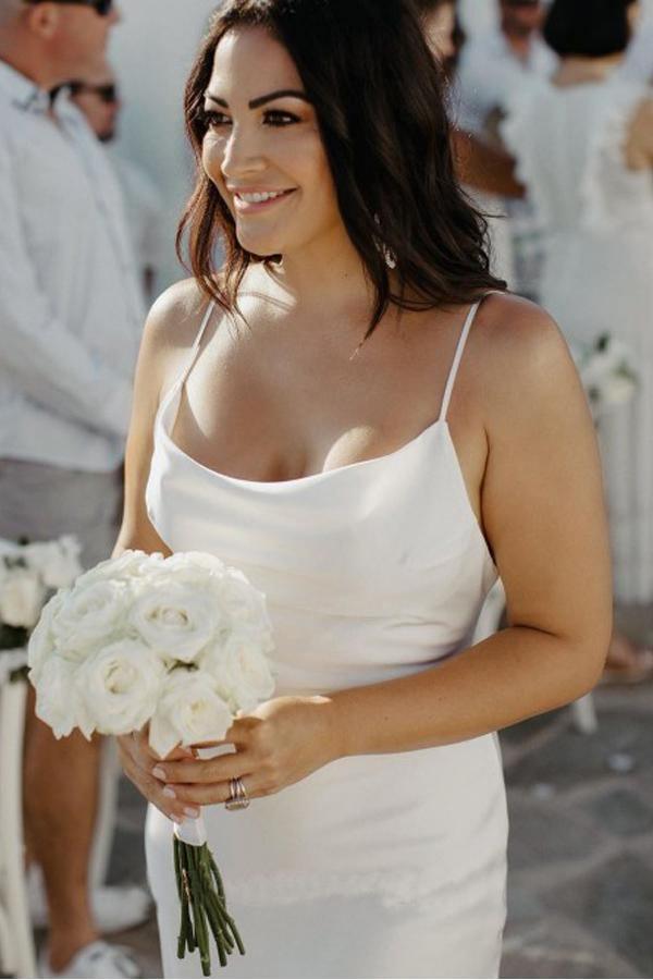 Vestido de Noiva Branco com Alças Finas, Decote nas Costas, Cauda e Corte Sereia