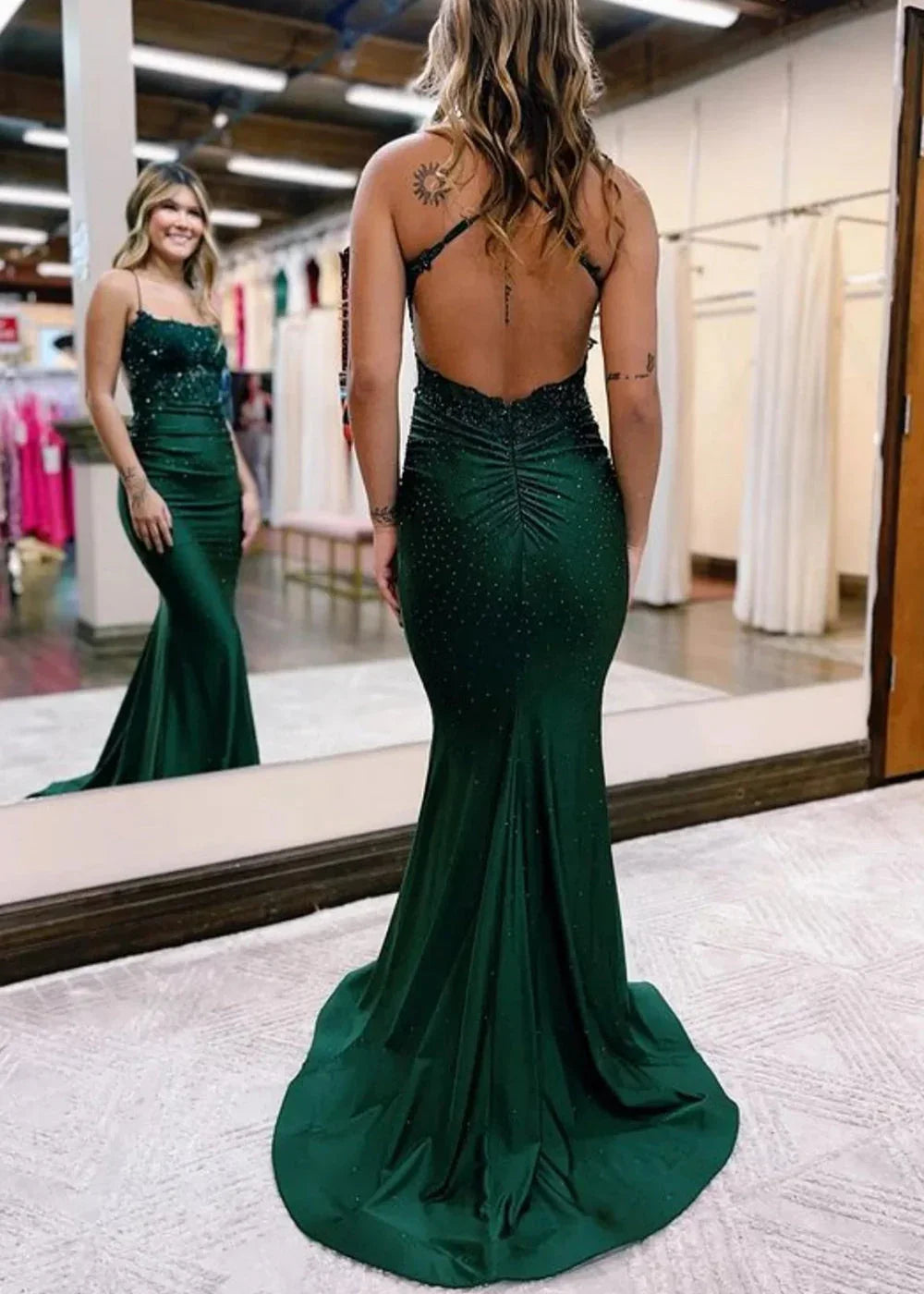 Jimena | Vestido largo de fiesta verde oscuro con tirantes finos estilo sirena y apliques