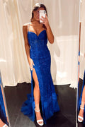 Vestido longo de baile com fenda azul real e alças de sereia com apliques