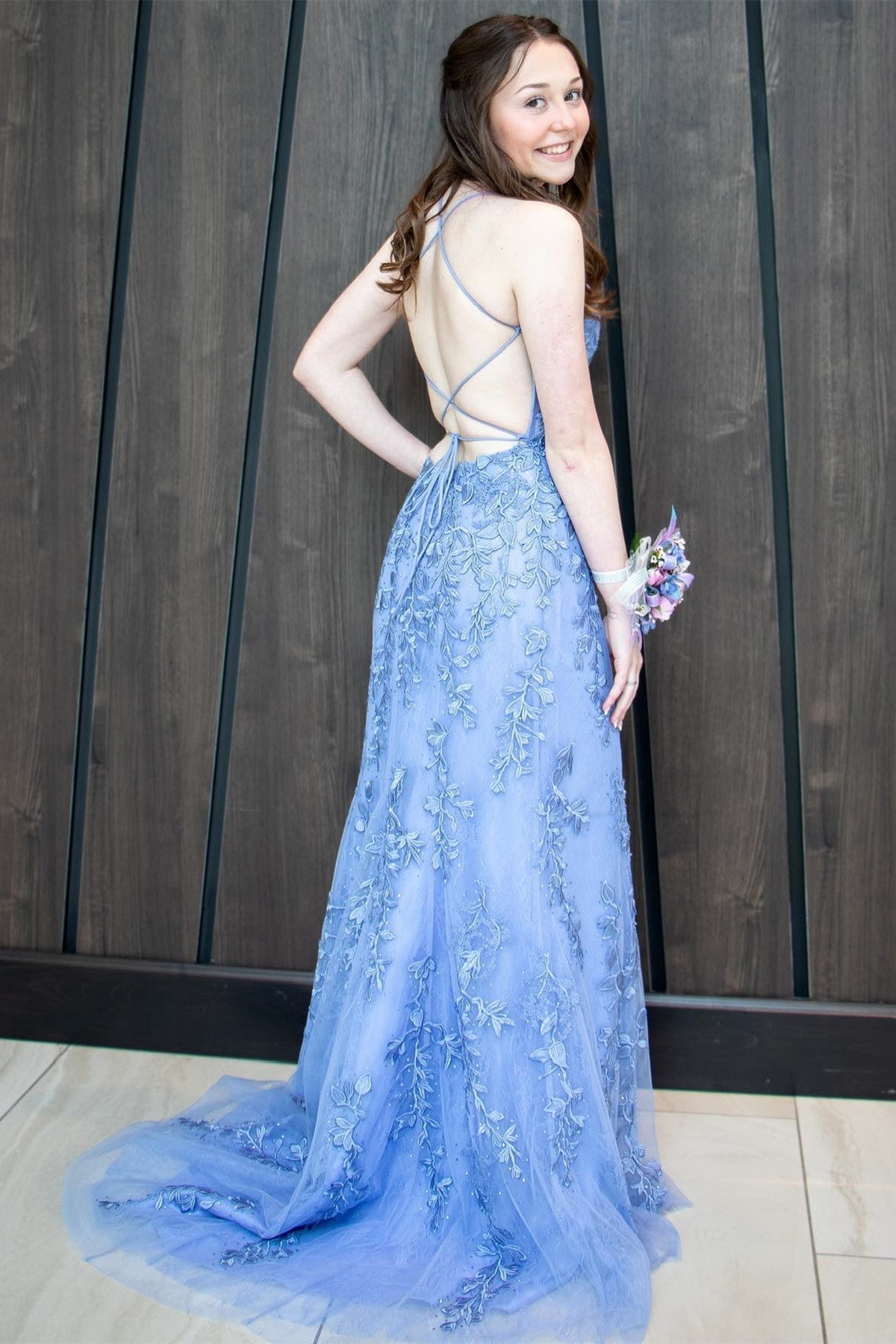 Vestido longo de baile com fenda azul real e alças de sereia com apliques