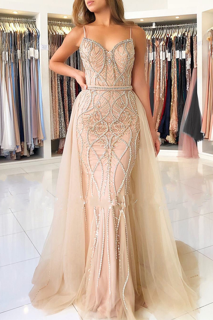 Robe de bal longue sirène à perles avec traîne en tulle et décolleté en cœur