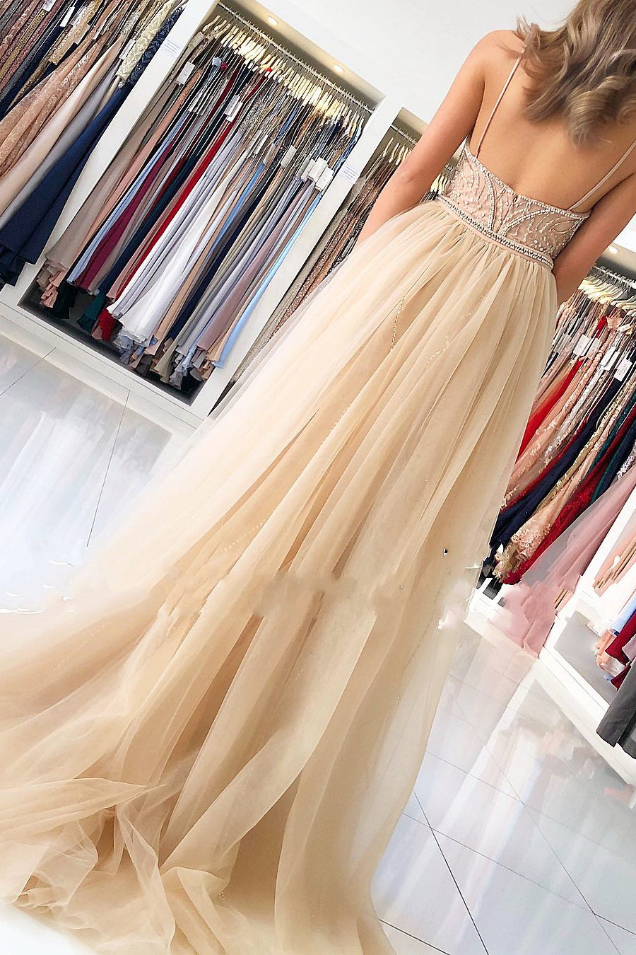 Robe de bal longue sirène à perles avec traîne en tulle et décolleté en cœur