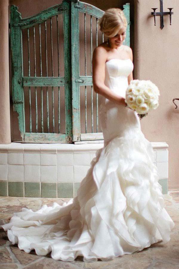 Abiti da sposa in organza a sirena con scollo a cuore e strascico da corte