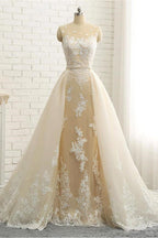 Abito da sposa formale con gonna a coda a cappella, scollo a tromba con gioiello, pizzo e tulle sopra raso, spalline regolari trasparenti