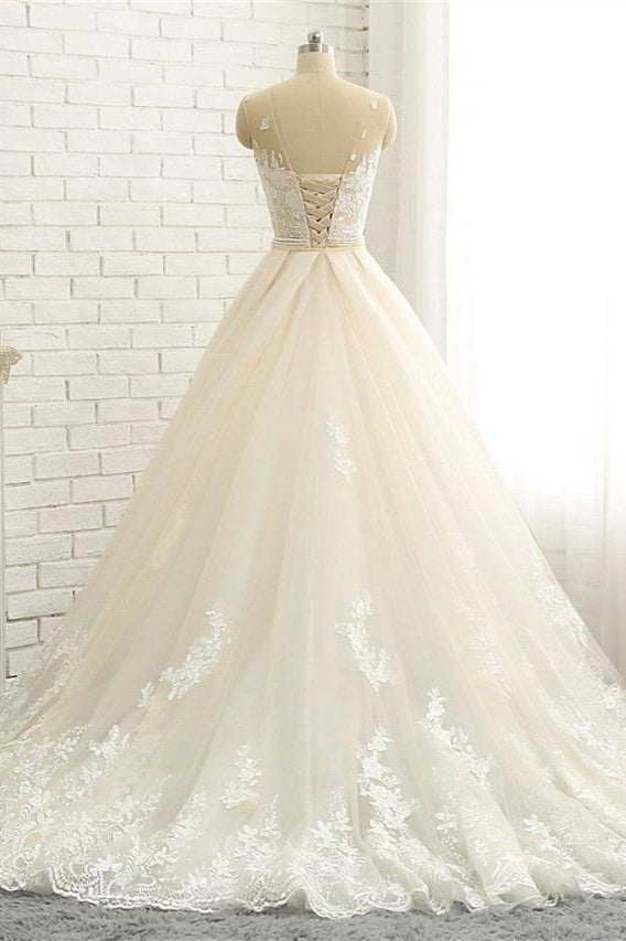 Abito da sposa formale con gonna a coda a cappella, scollo a tromba con gioiello, pizzo e tulle sopra raso, spalline regolari trasparenti