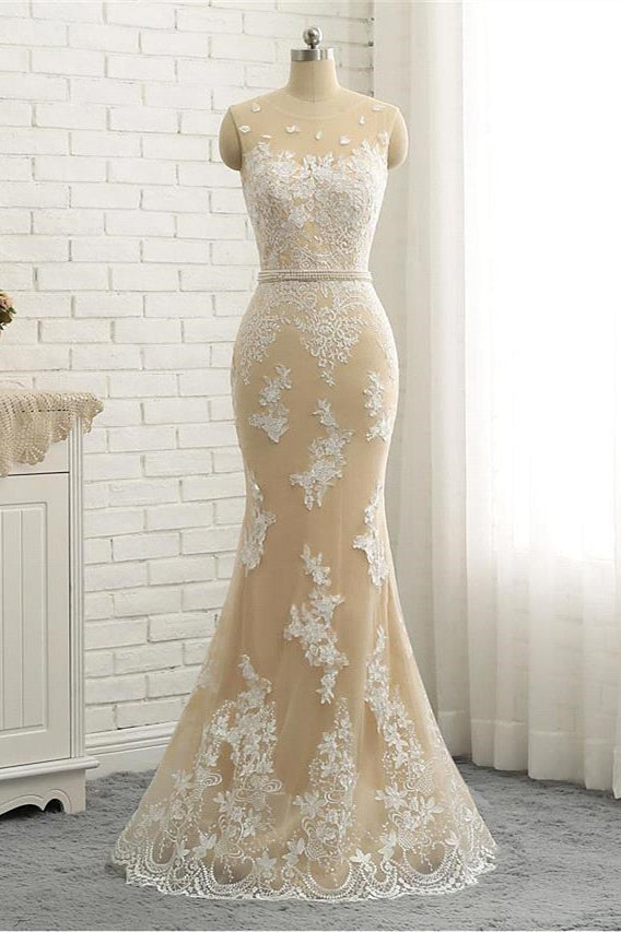 Abito da sposa formale con gonna a coda a cappella, scollo a tromba con gioiello, pizzo e tulle sopra raso, spalline regolari trasparenti