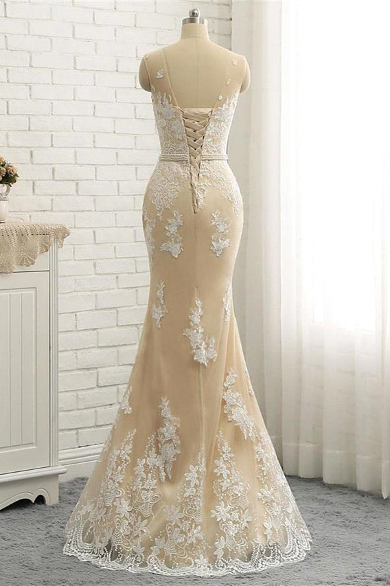 Abito da sposa formale con gonna a coda a cappella, scollo a tromba con gioiello, pizzo e tulle sopra raso, spalline regolari trasparenti