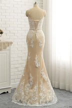 Abito da sposa formale con gonna a coda a cappella, scollo a tromba con gioiello, pizzo e tulle sopra raso, spalline regolari trasparenti