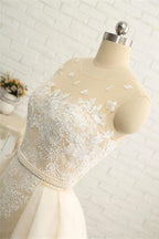 Abito da sposa formale con gonna a coda a cappella, scollo a tromba con gioiello, pizzo e tulle sopra raso, spalline regolari trasparenti