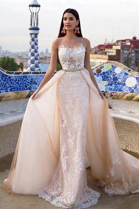Abito da sposa formale con gonna a coda a cappella, scollo a tromba con gioiello, pizzo e tulle sopra raso, spalline regolari trasparenti