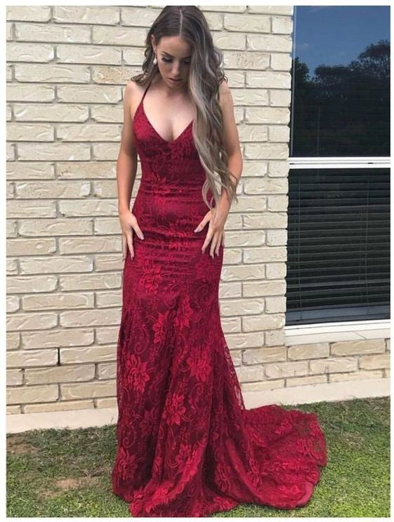 Robe de bal longue bordeaux en dentelle avec décolleté en V et dos ouvert sirène