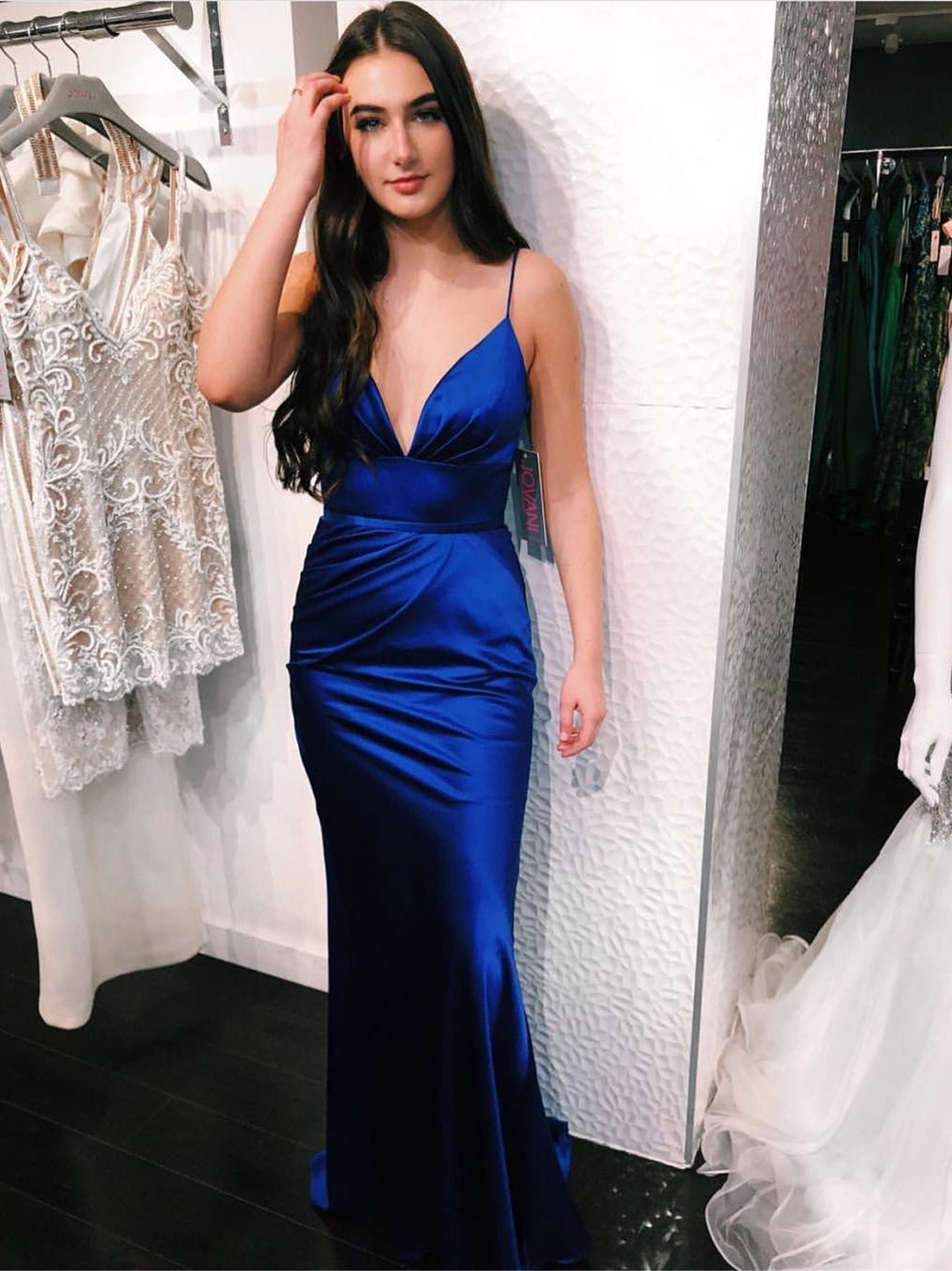 Robe de bal longue en satin bleu royal à bretelles spaghetti et col en V sirène