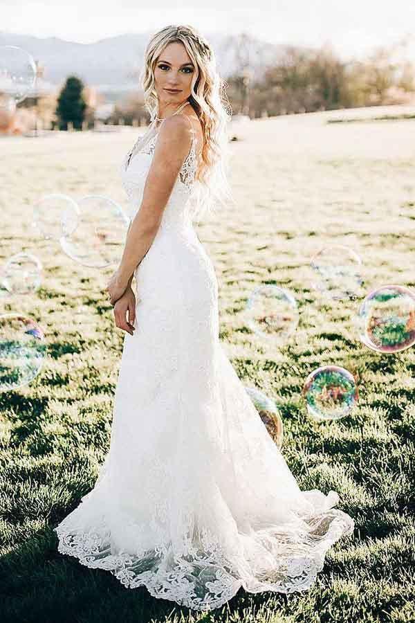 Vestido de Noiva Sereia com Decote em V, Cauda Longa, Sem Mangas e Renda