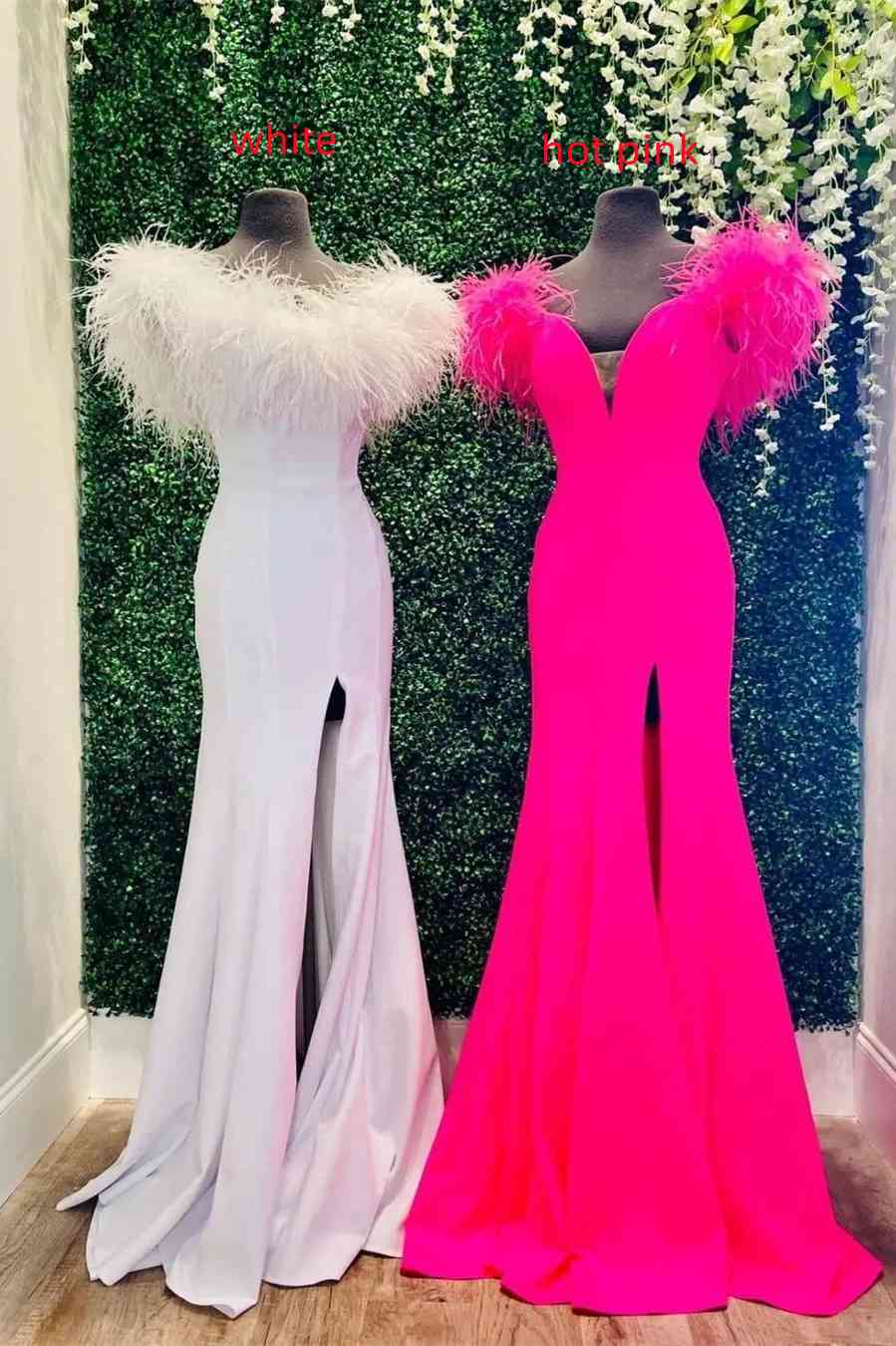Langes rotes Partykleid mit tiefem V-Ausschnitt und freier Schulter und Federn