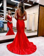 Vestido longo de cetim para baile com decote profundo em V e apliques, estilo sereia