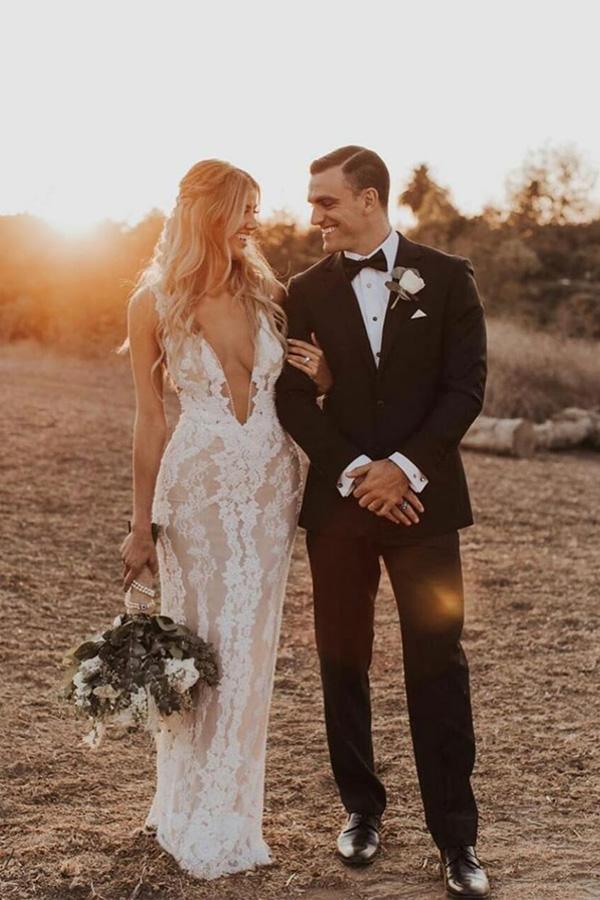 Vestido de novia estilo bohemio con escote en V profundo y encaje estilo sirena/trompeta