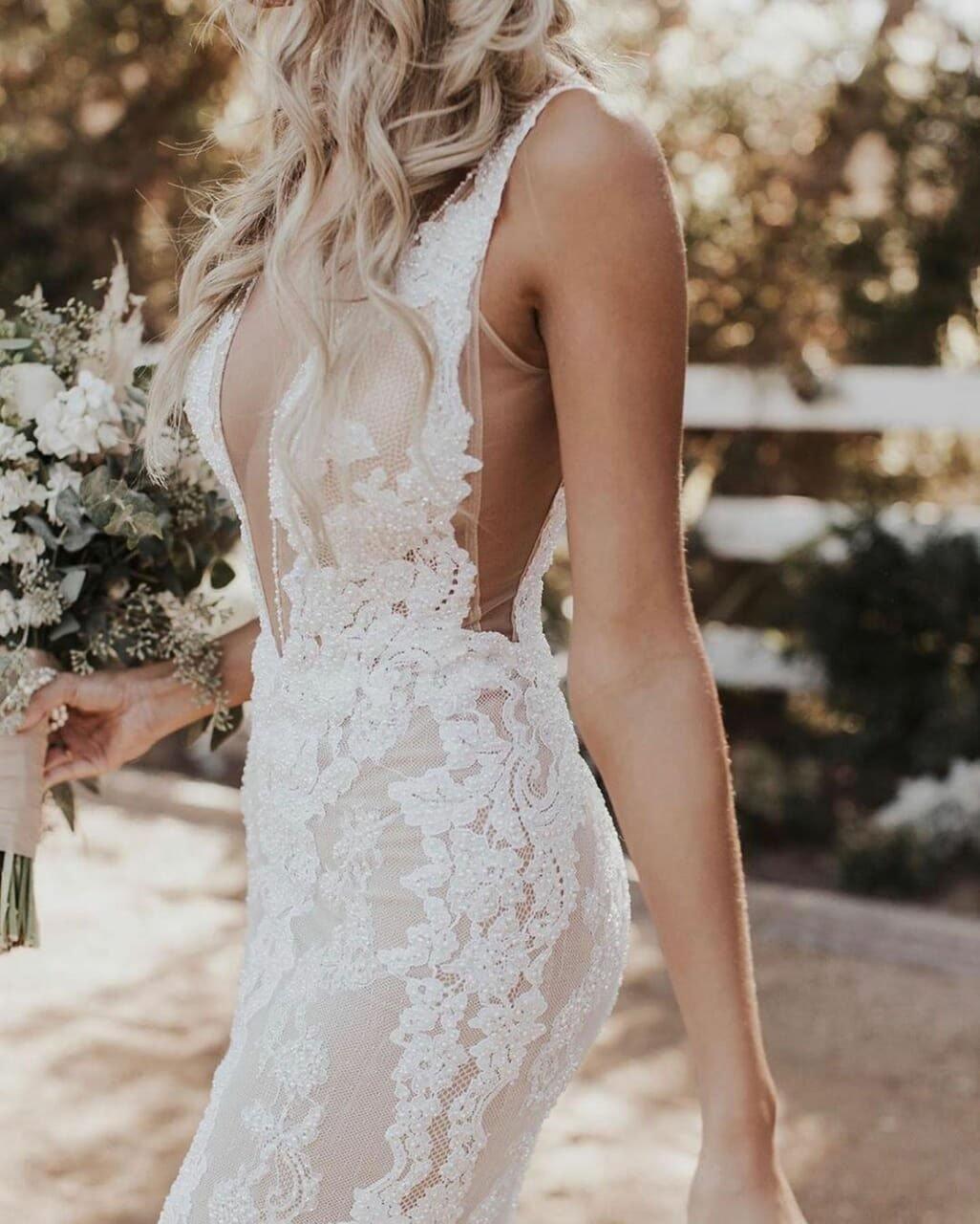 Vestido de novia estilo bohemio con escote en V profundo y encaje estilo sirena/trompeta