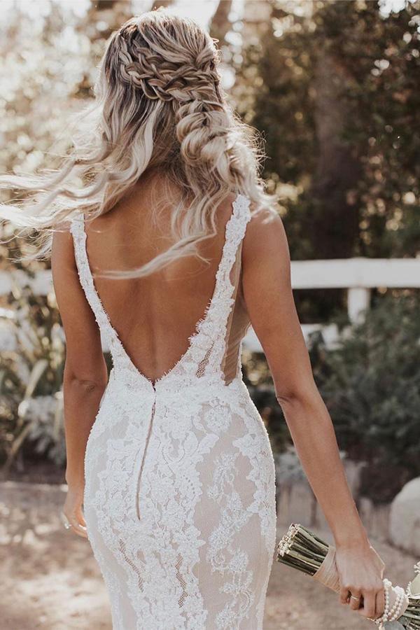 Vestido de novia estilo bohemio con escote en V profundo y encaje estilo sirena/trompeta