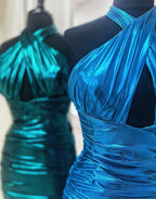 Vestido de fiesta de satén ajustado con cuello halter verde esmeralda metalizado