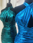 Vestido de fiesta de satén ajustado con cuello halter verde esmeralda metalizado