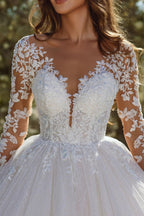 Abito da sposa moderno a linea ad A con applicazioni in pizzo e tulle e maniche lunghe