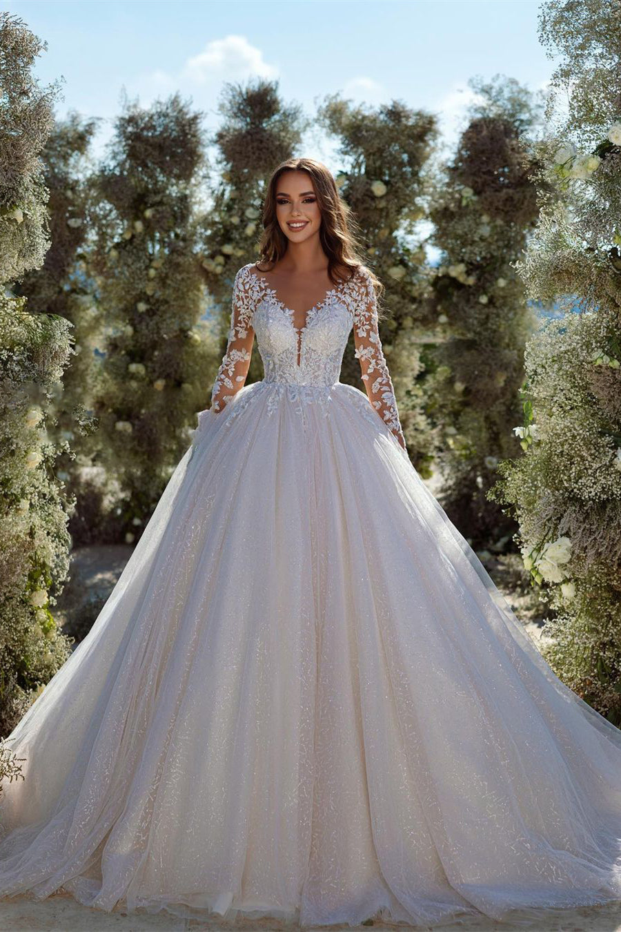 Abito da sposa moderno a linea ad A con applicazioni in pizzo e tulle e maniche lunghe