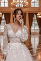 Abiti da sposa moderni a linea ad A con scollo a V in pizzo e maniche lunghe