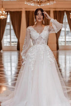 Abiti da sposa moderni a linea ad A con scollo a V in pizzo e maniche lunghe