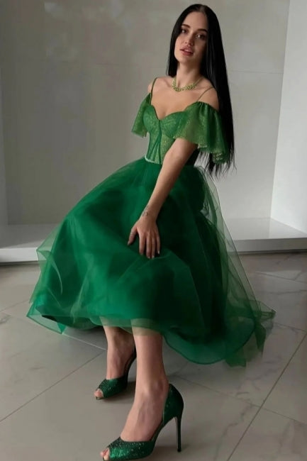 Vestido de fiesta largo moderno de tul verde con escote en forma de A y hombros descubiertos, con escote en forma de corazón y purpurina