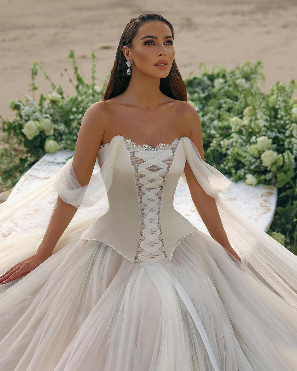 Robe de mariée moderne longue en ligne A, bustier en tulle sans manches, décolleté bardot