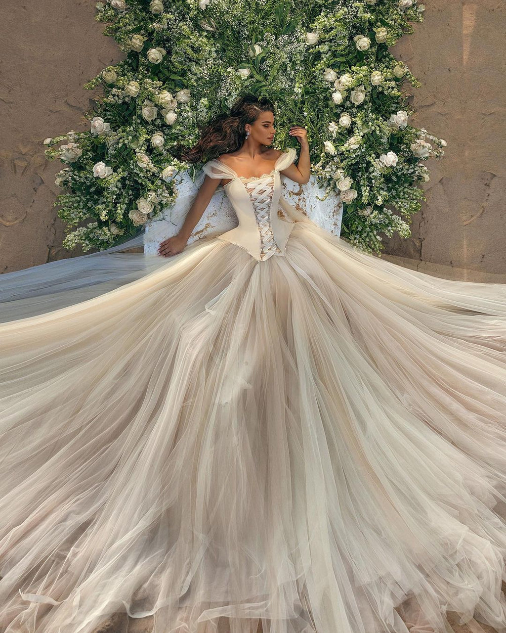 Robe de mariée moderne longue en ligne A, bustier en tulle sans manches, décolleté bardot