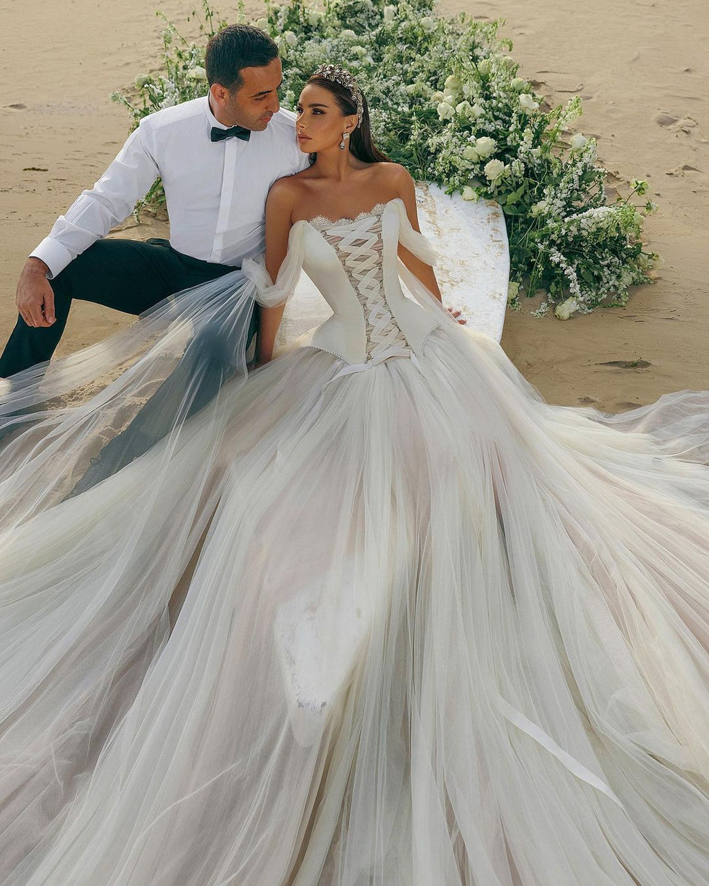 Robe de mariée moderne longue en ligne A, bustier en tulle sans manches, décolleté bardot