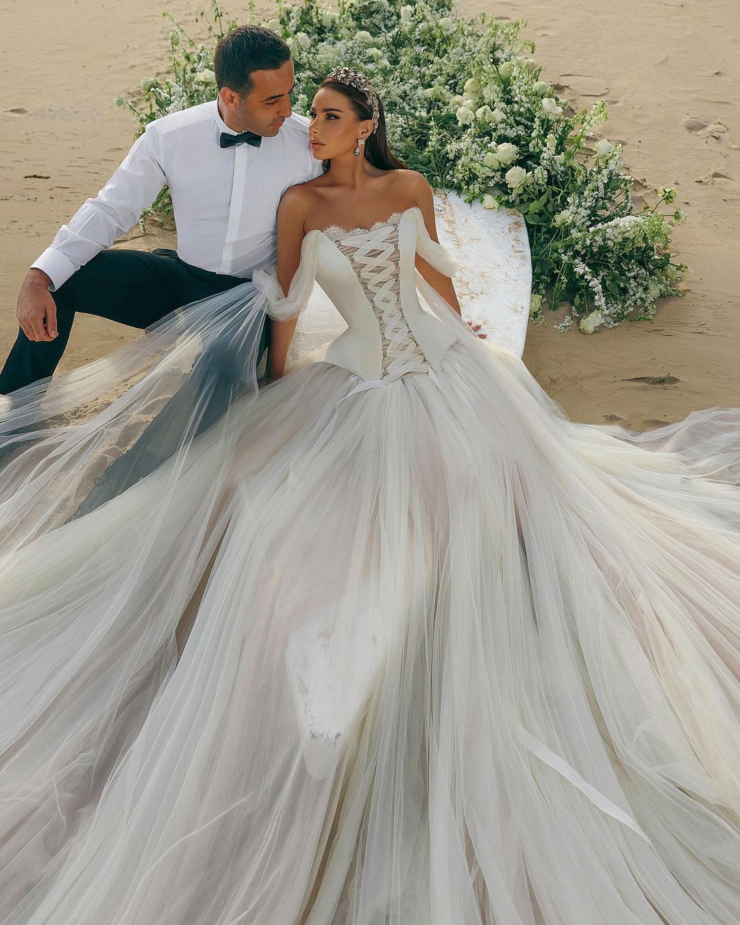 Robe de mariée moderne longue en ligne A, bustier en tulle sans manches, décolleté bardot