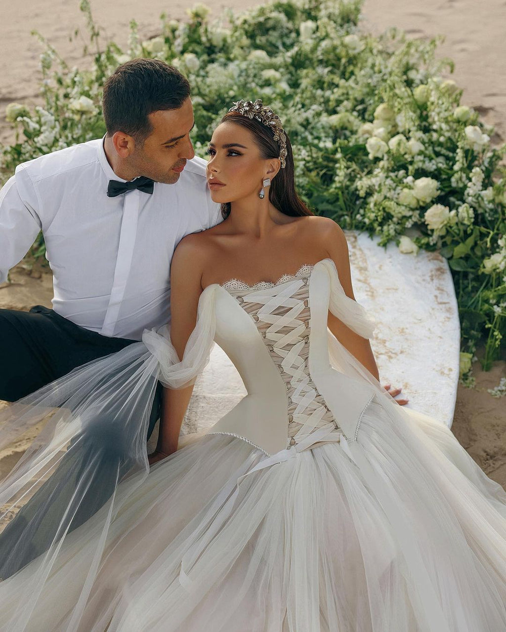 Robe de mariée moderne longue en ligne A, bustier en tulle sans manches, décolleté bardot