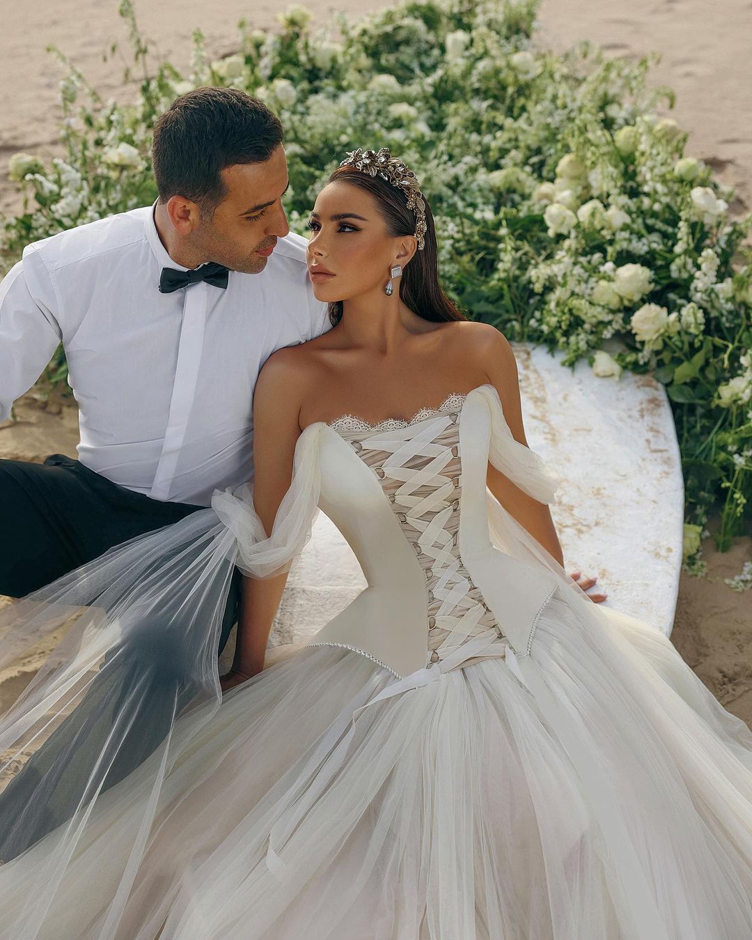 Robe de mariée moderne longue en ligne A, bustier en tulle sans manches, décolleté bardot