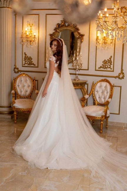 Robes de mariée modernes longues sans manches en ligne A avec dentelle