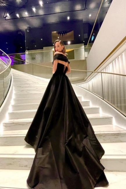 Vestido de noite moderno longo preto sem mangas com lantejoulas e racha