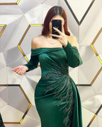 Vestido de Baile Moderno Comprido Verde Escuro com Renda, Estilo Sereia, Ombros Descobertos e Mangas Compridas