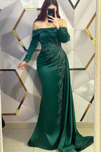 Vestido de Baile Moderno Comprido Verde Escuro com Renda, Estilo Sereia, Ombros Descobertos e Mangas Compridas