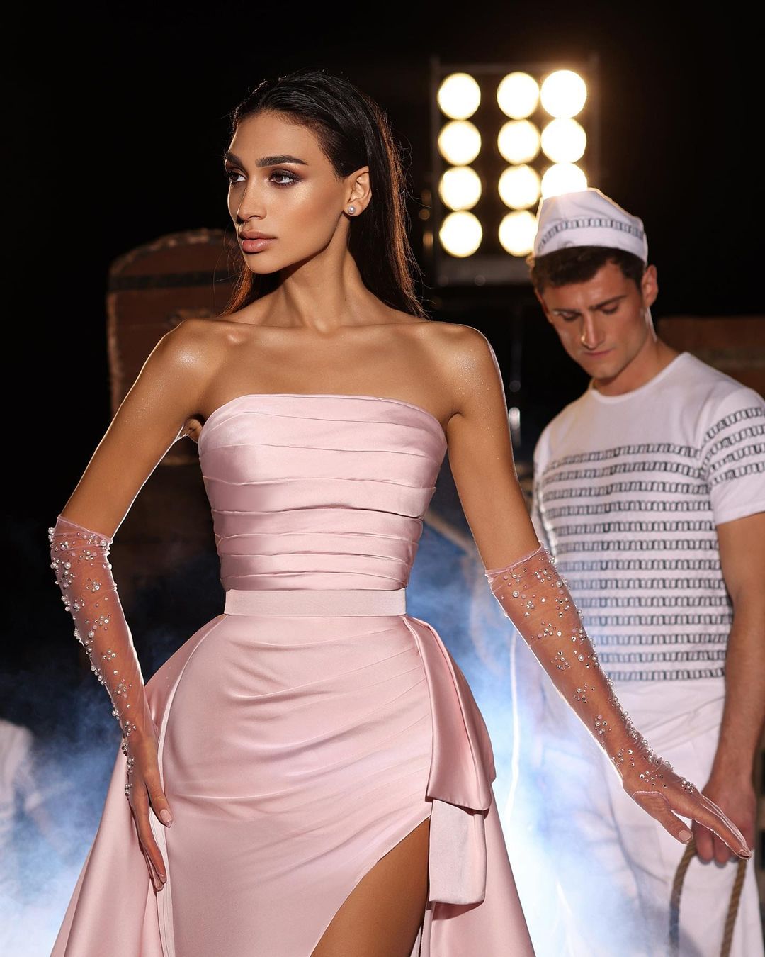 Robe de bal moderne longue rose en satin sans manches, coupe trapèze, avec fente