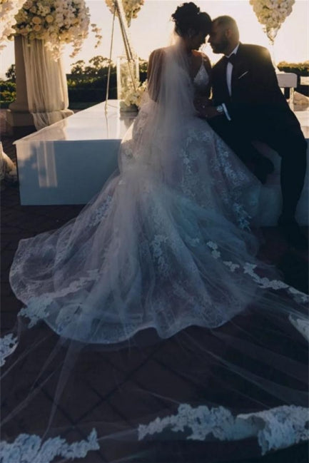 Robes de mariée modernes sans manches en ligne A à col en V avec dentelle