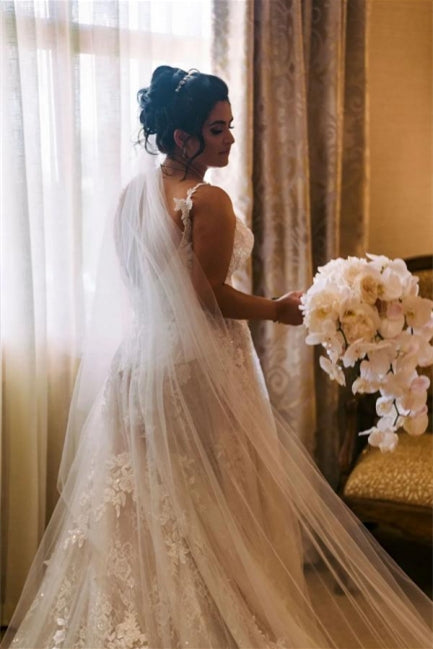 Robes de mariée modernes sans manches en ligne A à col en V avec dentelle